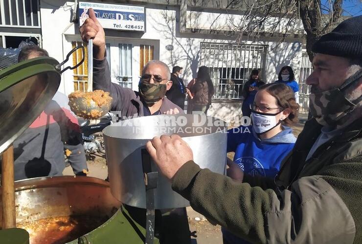 Imagen de Tu eres digno y Veteranos entregaron 160 viandas