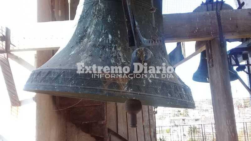 Imagen de Palomas, un problema para el campanario de la parroquia