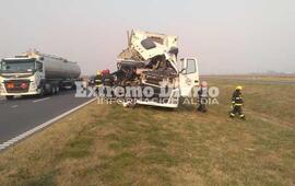 Imagen de Impactante choque de camiones sobre autopista