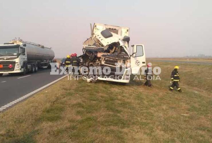 Imagen de Impactante choque de camiones sobre autopista