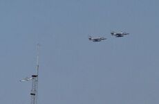 Dos de los aviones que sorprendieron a los rosarinos este martes. (Alan Monz&oacute;n/Rosario3)