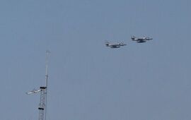 Dos de los aviones que sorprendieron a los rosarinos este martes. (Alan Monz&oacute;n/Rosario3)