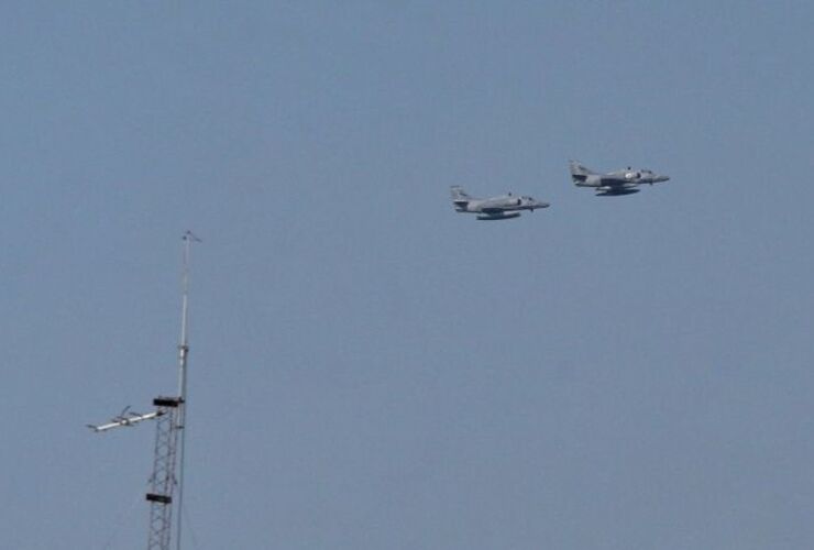 Dos de los aviones que sorprendieron a los rosarinos este martes. (Alan Monzón/Rosario3)