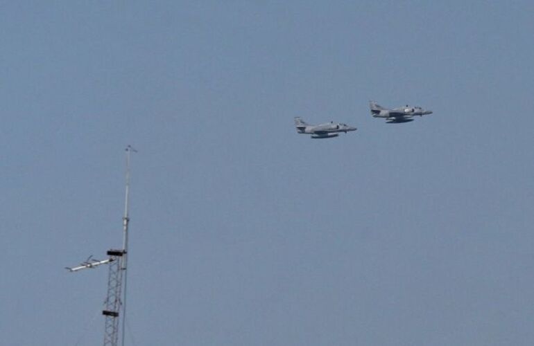 Dos de los aviones que sorprendieron a los rosarinos este martes. (Alan Monzón/Rosario3)