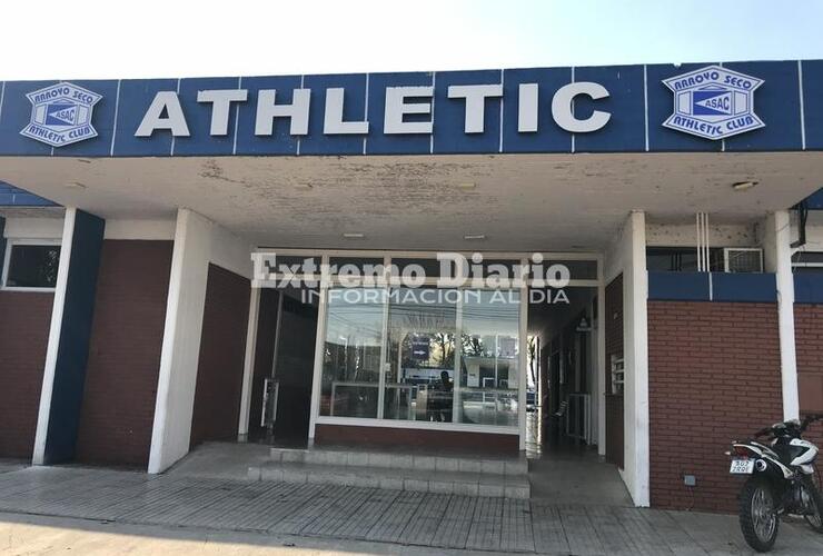 Solo se puede ir al club a jugar Tenis y Bochas nada más