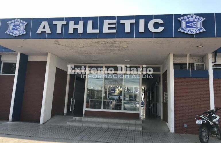 Solo se puede ir al club a jugar Tenis y Bochas nada m&aacute;s