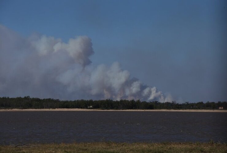 Imagen de Combatía el fuego frente a Rosario, se descompensó y fue trasladado al Heca