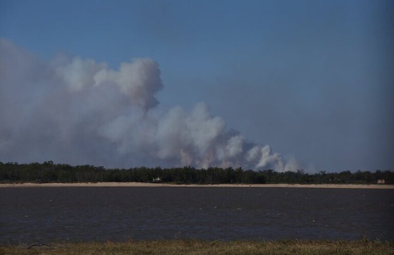 Imagen de Combatía el fuego frente a Rosario, se descompensó y fue trasladado al Heca
