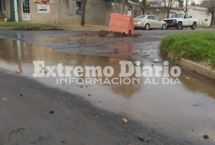 Imagen de Tres caños de agua rotos en una esquina