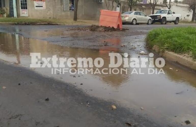 Imagen de Tres caños de agua rotos en una esquina