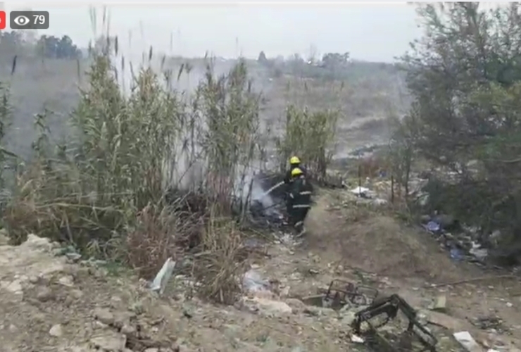 Imagen de Bomberos en incendio de pastizal