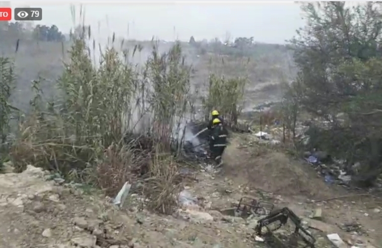 Imagen de Bomberos en incendio de pastizal