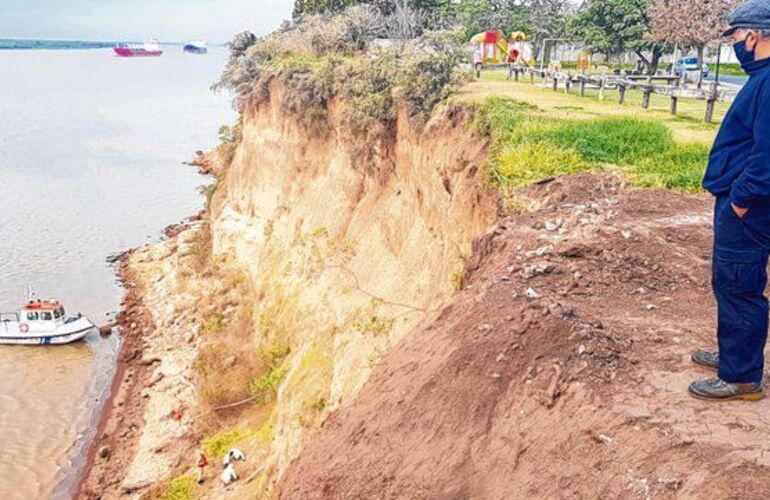 Desde la barranca. Alberto, papá de la mujer desaparecida en 2011, observa el trabajo de los antropólogos. Foto: Celina Mutti Lovera Desde la barranca. Alberto, papá de la mujer desaparecida en 2011, observa el trabajo de los antropólogos. Foto: Celina Mutti Lovera
