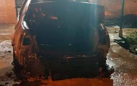 Imagen de Otro violento crimen en Rosario: le prendieron fuego el auto y le pegaron tres tiros en el pecho
