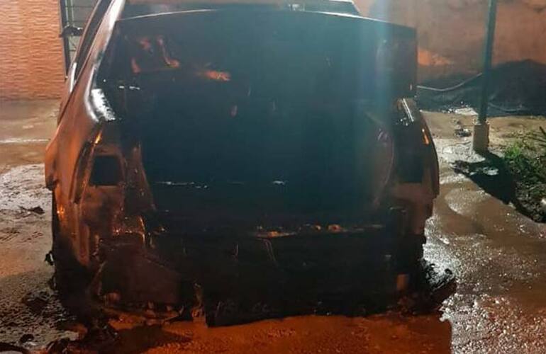 Imagen de Otro violento crimen en Rosario: le prendieron fuego el auto y le pegaron tres tiros en el pecho
