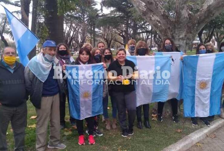 Imagen de Banderazo en Arroyo Seco contra la expropiaci&oacute;n de Vicent&iacute;n