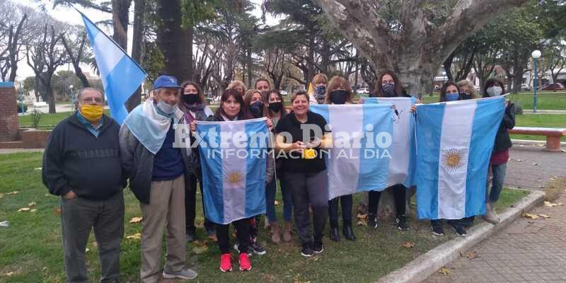 Imagen de Banderazo en Arroyo Seco contra la expropiaci&oacute;n de Vicent&iacute;n