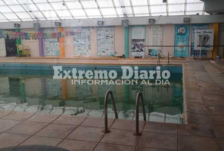 Se nota la falta de mantenimiento del agua.