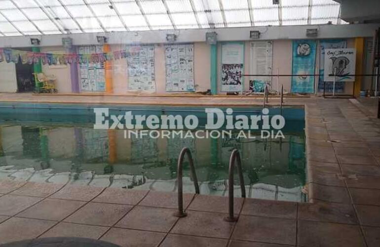 Se nota la falta de mantenimiento del agua.