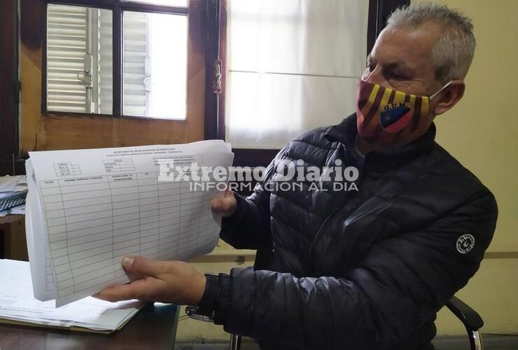 Barducci muestra la nueva ficha para registrar a proveedores y transportistas que ingresan a la ciudad.