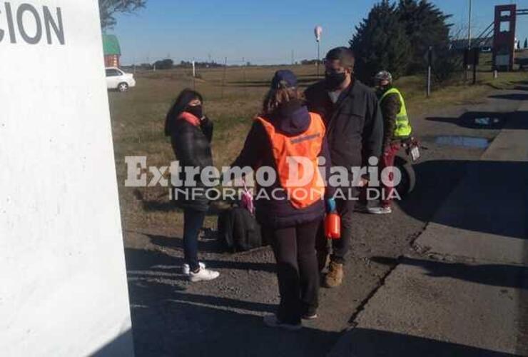 La señora se retiró hacia su casa secundada por la policía.