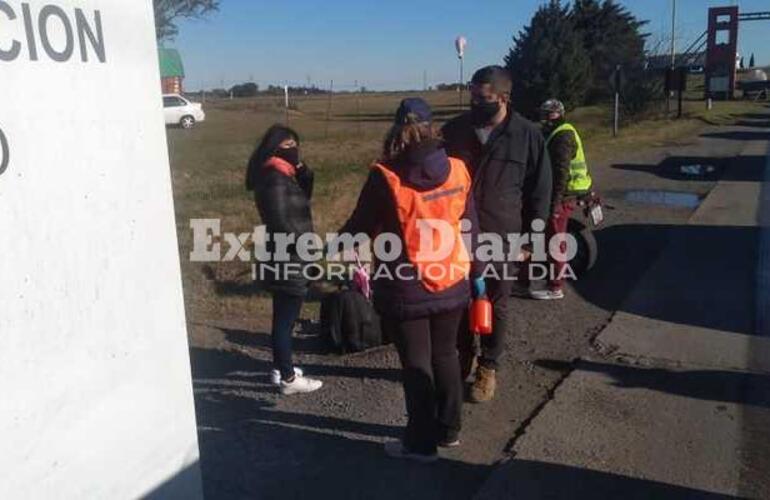 La señora se retiró hacia su casa secundada por la policía.