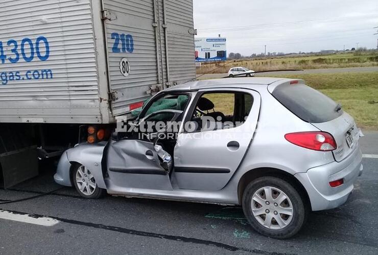 Imagen de Accidente entre auto y camión resultó con heridos