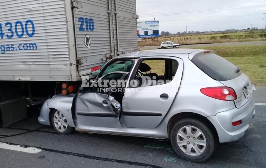 Imagen de Accidente entre auto y cami&oacute;n result&oacute; con heridos