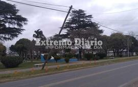 Imagen de Poste de Telecom a punto de caerse