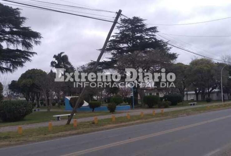 Imagen de Poste de Telecom a punto de caerse