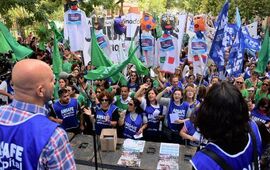 Docentes de toda la provincia rechazan el cronograma de pagos dado a conocer por el gobierno provincial y exigen paritarias