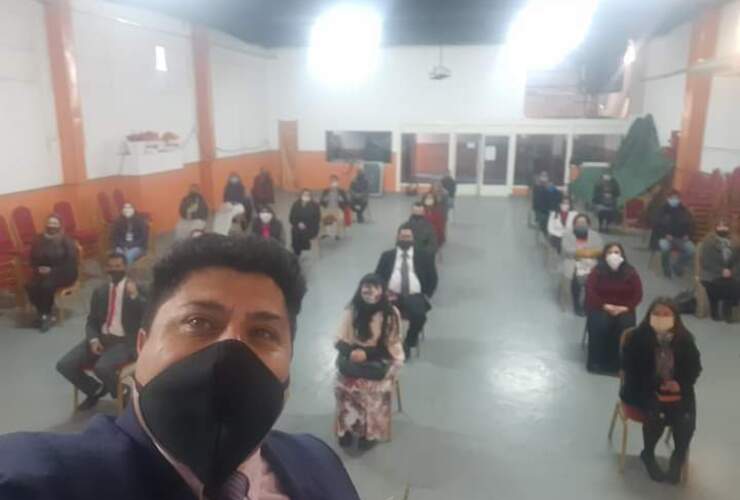 Pastor Javier Llanes en su iglesia de Mitre y Rivadavia