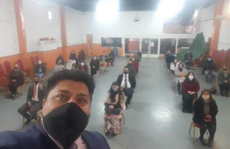 Pastor Javier Llanes en su iglesia de Mitre y Rivadavia