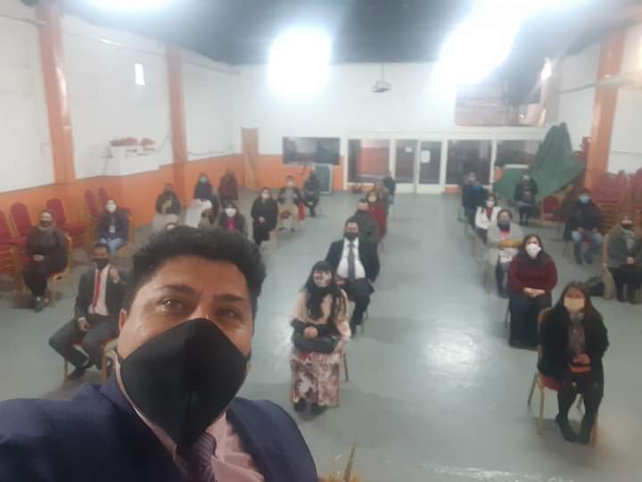 Pastor Javier Llanes en su iglesia de Mitre y Rivadavia