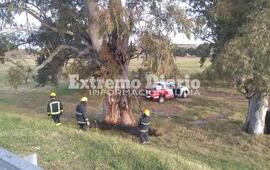 Bomberos de Arroyo Seco trabajan en el lugar.