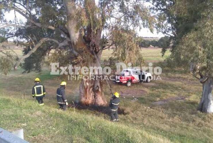 Bomberos de Arroyo Seco trabajan en el lugar.