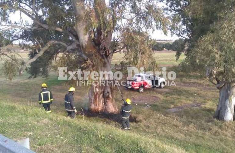 Bomberos de Arroyo Seco trabajan en el lugar.