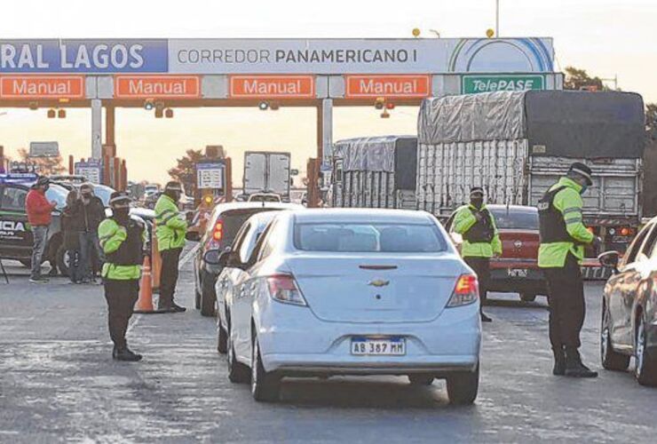 Los operativos de control comenzaron el miércoles en el peaje de General Lagos. Foto: Leonardo Vincenti