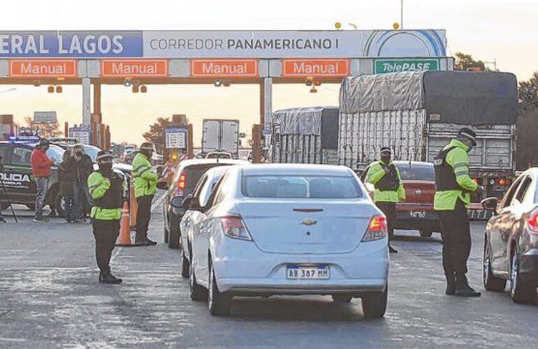 Los operativos de control comenzaron el miércoles en el peaje de General Lagos. Foto: Leonardo Vincenti