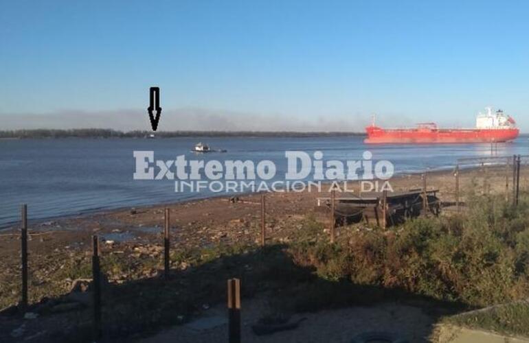 Se encuentra fondeada en el río, a la altura de la base Prefectura