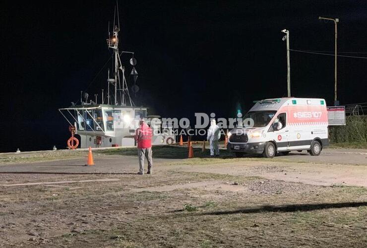 La draga amarró en Puerto Rosario anoche y el desembarco se realizó bajo estricto protocolo