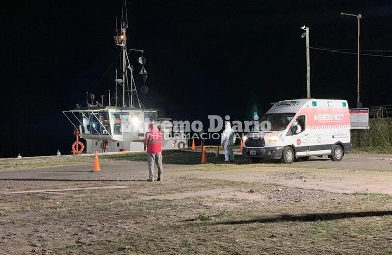 La draga amarró en Puerto Rosario anoche y el desembarco se realizó bajo estricto protocolo