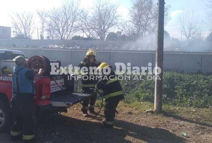 Imagen de Incendio de basura al costado de las vías