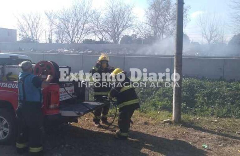 Imagen de Incendio de basura al costado de las vías