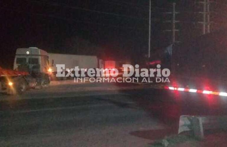 Algunos conductores optaron por desviar por el camino de ripio que está lindero a las vías de la cerealera Algunos conductores optaron por desviar por el camino de ripio que está lindero a las vías de la cerealera