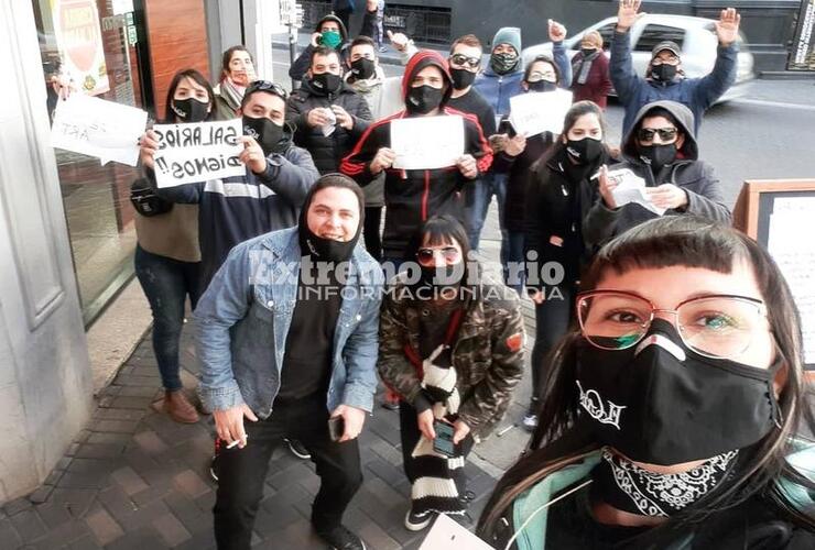 Imagen de Trabajadores tomaron el bar El Cairo como protesta por retraso en los salarios