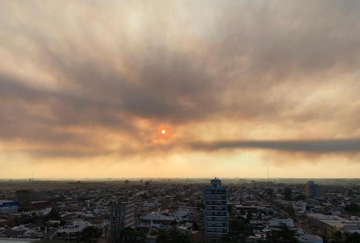 Foto Municipalidad de Arroyo Seco. Humo sobre la ciudad.