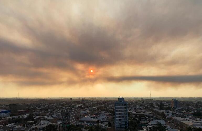 Foto Municipalidad de Arroyo Seco. Humo sobre la ciudad.