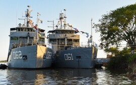 Los barcos llegan a la regi&oacute;n con refuerzos para combatir el fuego. (Ministerio de Defensa)