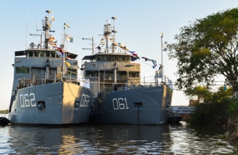 Los barcos llegan a la región con refuerzos para combatir el fuego. (Ministerio de Defensa)